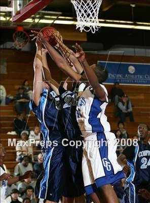 Thumbnail 2 in Compton vs. Gahr (MaxPreps Holiday Classic) photogallery.