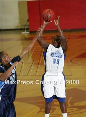 Thumbnail 2 in Compton vs. Gahr (MaxPreps Holiday Classic) photogallery.