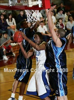 Thumbnail 2 in Compton vs. Gahr (MaxPreps Holiday Classic) photogallery.