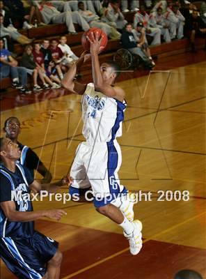 Thumbnail 3 in Compton vs. Gahr (MaxPreps Holiday Classic) photogallery.