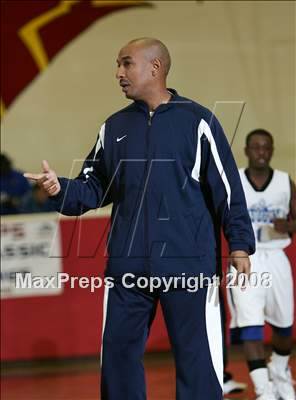 Thumbnail 2 in Compton vs. Gahr (MaxPreps Holiday Classic) photogallery.