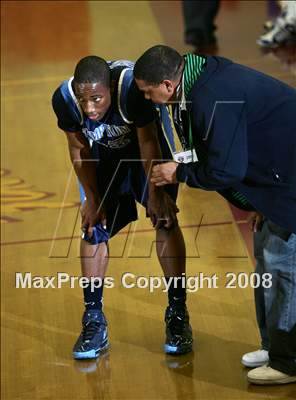 Thumbnail 3 in Compton vs. Gahr (MaxPreps Holiday Classic) photogallery.