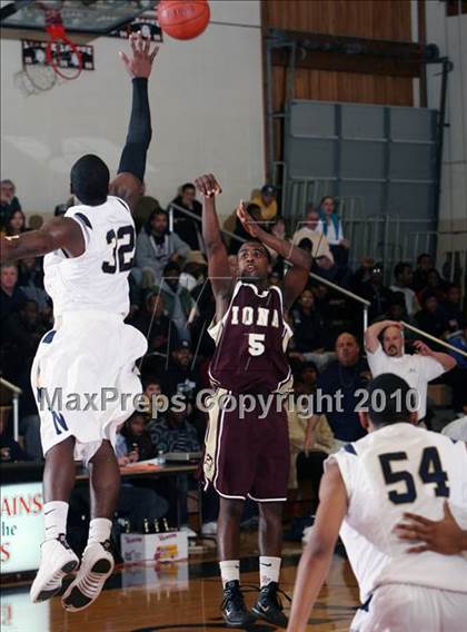 Thumbnail 2 in Iona Prep vs Newburgh (Harry Jefferson Holiday Showcase) photogallery.