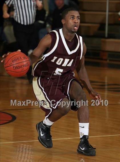Thumbnail 3 in Iona Prep vs Newburgh (Harry Jefferson Holiday Showcase) photogallery.