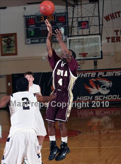 Thumbnail 3 in Iona Prep vs Newburgh (Harry Jefferson Holiday Showcase) photogallery.