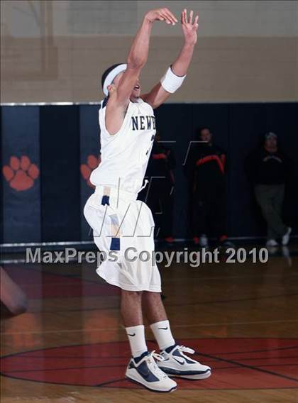 Thumbnail 2 in Iona Prep vs Newburgh (Harry Jefferson Holiday Showcase) photogallery.