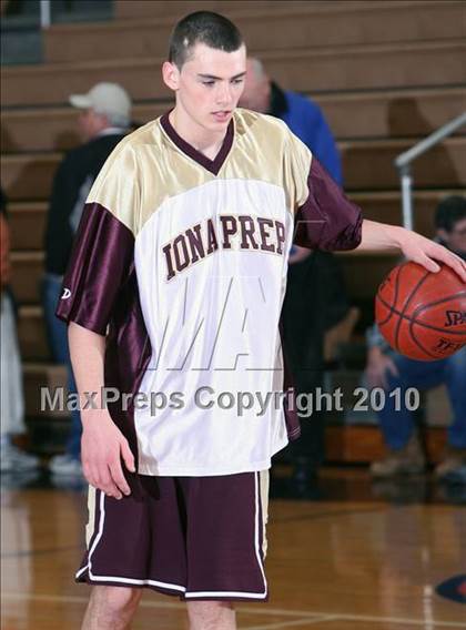 Thumbnail 3 in Iona Prep vs Newburgh (Harry Jefferson Holiday Showcase) photogallery.