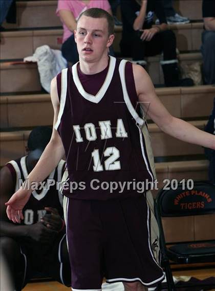 Thumbnail 2 in Iona Prep vs Newburgh (Harry Jefferson Holiday Showcase) photogallery.