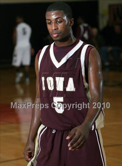 Thumbnail 3 in Iona Prep vs Newburgh (Harry Jefferson Holiday Showcase) photogallery.