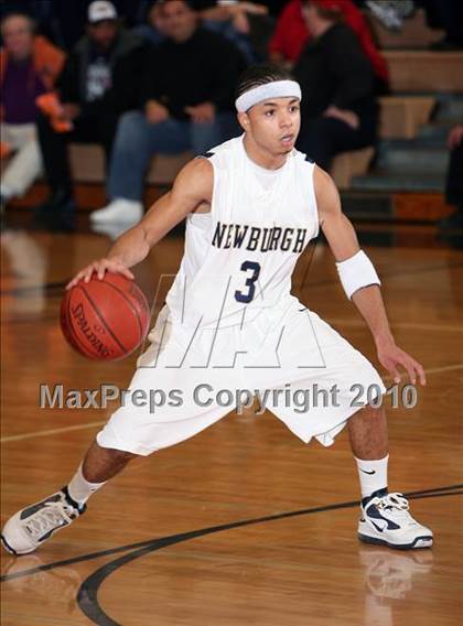 Thumbnail 3 in Iona Prep vs Newburgh (Harry Jefferson Holiday Showcase) photogallery.