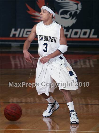Thumbnail 2 in Iona Prep vs Newburgh (Harry Jefferson Holiday Showcase) photogallery.