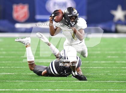 Thumbnail 1 in Pleasant Grove vs. West Orange-Stark (UIL 4A Division 2 Final) photogallery.