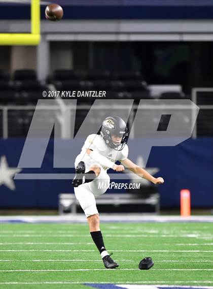 Thumbnail 2 in Pleasant Grove vs. West Orange-Stark (UIL 4A Division 2 Final) photogallery.