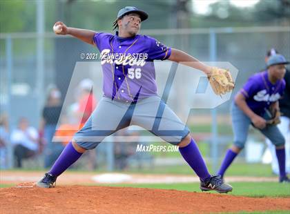 Thumbnail 3 in Easton vs Assumption (LHSAA 4A Bi-District Playoff) photogallery.