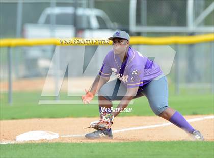 Thumbnail 2 in Easton vs Assumption (LHSAA 4A Bi-District Playoff) photogallery.