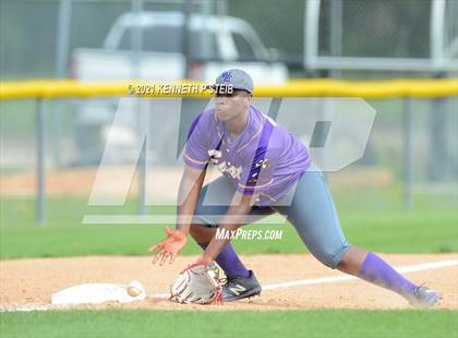 Thumbnail 3 in Easton vs Assumption (LHSAA 4A Bi-District Playoff) photogallery.
