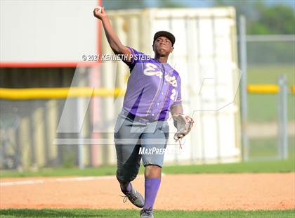 Thumbnail 3 in Easton vs Assumption (LHSAA 4A Bi-District Playoff) photogallery.