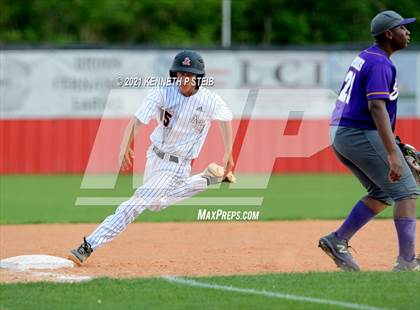 Thumbnail 3 in Easton vs Assumption (LHSAA 4A Bi-District Playoff) photogallery.