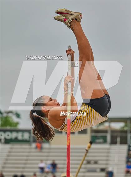 Thumbnail 3 in Cooper Dragon Invitational (Pole Vault) photogallery.