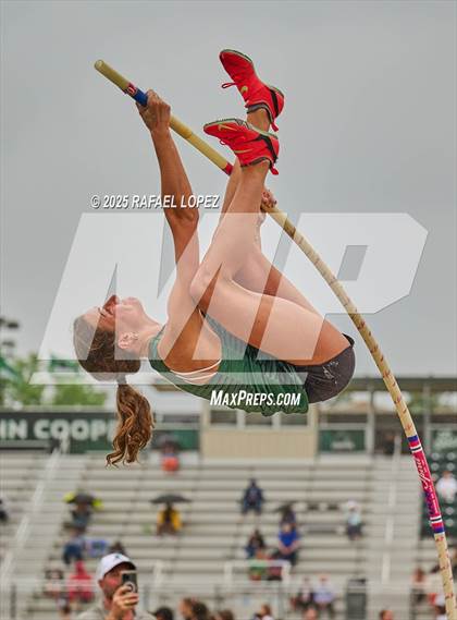 Thumbnail 3 in Cooper Dragon Invitational (Pole Vault) photogallery.