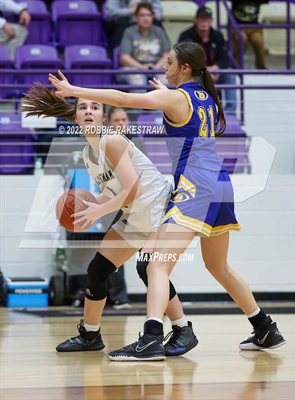 Thumbnail 3 in Kaufman vs. Brownsboro (UIL 4A Bi-District) photogallery.