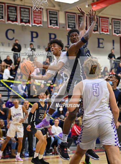 Thumbnail 2 in St. Augustine vs. Sierra Canyon (San Diego Tip Off Challenge) photogallery.