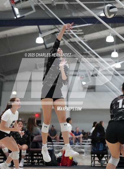 Thumbnail 3 in Clear Lake vs Magnolia West (Legends Invitational) photogallery.