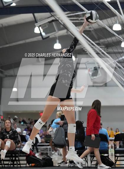 Thumbnail 2 in Clear Lake vs Magnolia West (Legends Invitational) photogallery.