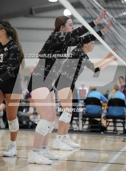 Thumbnail 3 in Clear Lake vs Magnolia West (Legends Invitational) photogallery.