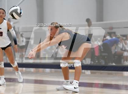 Thumbnail 2 in Clear Lake vs Magnolia West (Legends Invitational) photogallery.