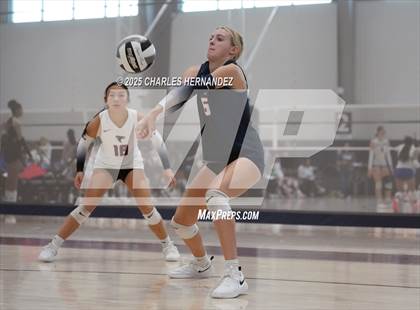 Thumbnail 2 in Clear Lake vs Magnolia West (Legends Invitational) photogallery.