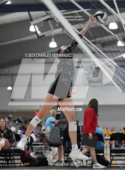 Thumbnail 3 in Clear Lake vs Magnolia West (Legends Invitational) photogallery.
