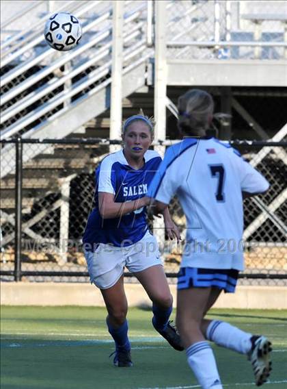Thumbnail 2 in Salem vs Nashua North photogallery.