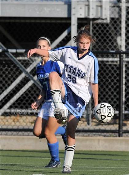 Thumbnail 2 in Salem vs Nashua North photogallery.