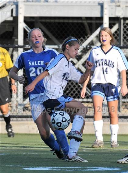 Thumbnail 2 in Salem vs Nashua North photogallery.