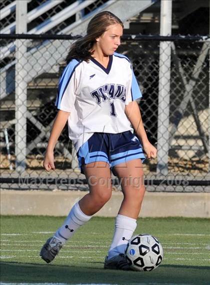 Thumbnail 2 in Salem vs Nashua North photogallery.