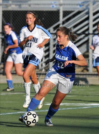 Thumbnail 2 in Salem vs Nashua North photogallery.