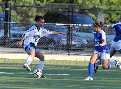 Thumbnail 2 in Salem vs Nashua North photogallery.