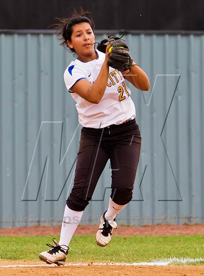 Thumbnail 2 in Bay City vs Santa Fe (UIL 4A Region 3 Bi-District Playoff) photogallery.