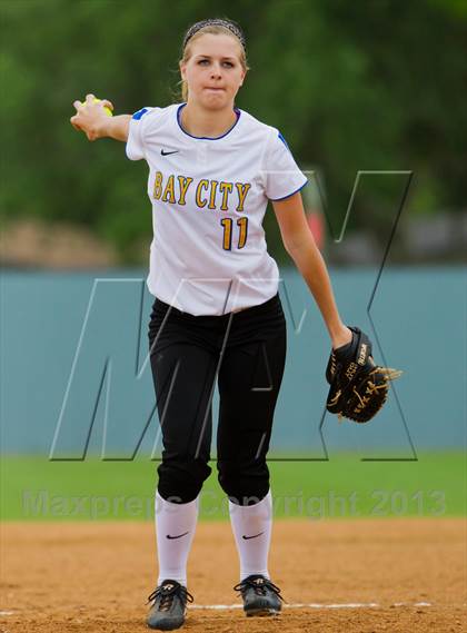 Thumbnail 2 in Bay City vs Santa Fe (UIL 4A Region 3 Bi-District Playoff) photogallery.