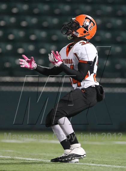 Thumbnail 3 in Union-Endicott vs. Sweet Home (NYSPHSAA Class A Semifinal) photogallery.