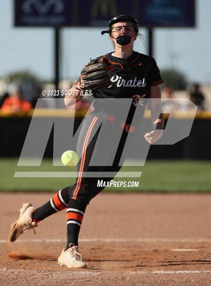 Thumbnail 1 in South Webster vs. Wheelersburg (OHSAA D3 Regional Final) photogallery.