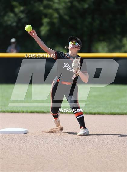 Thumbnail 2 in South Webster vs. Wheelersburg (OHSAA D3 Regional Final) photogallery.