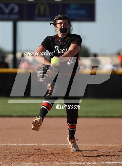 Thumbnail 3 in South Webster vs. Wheelersburg (OHSAA D3 Regional Final) photogallery.