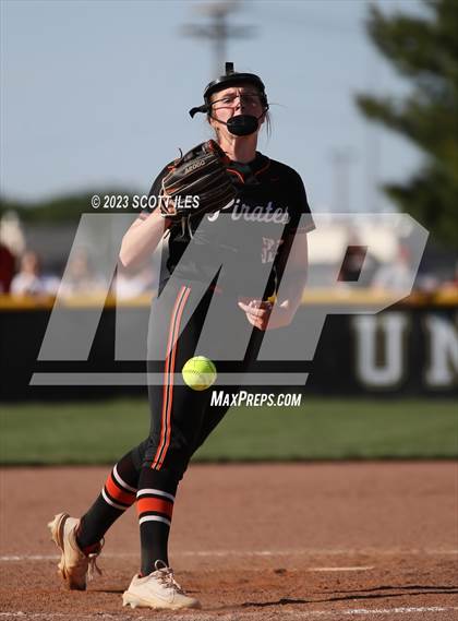Thumbnail 3 in South Webster vs. Wheelersburg (OHSAA D3 Regional Final) photogallery.