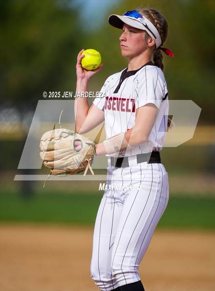 Thumbnail 1 in Windsor vs. Roosevelt (CHSAA 4A First Round) photogallery.