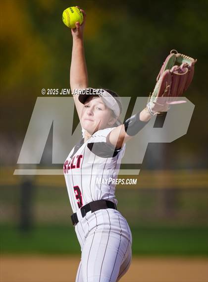 Thumbnail 1 in Windsor vs. Roosevelt (CHSAA 4A First Round) photogallery.