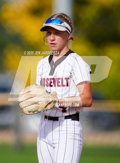 Thumbnail 2 in Windsor vs. Roosevelt (CHSAA 4A First Round) photogallery.