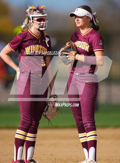 Thumbnail 3 in Windsor vs. Roosevelt (CHSAA 4A First Round) photogallery.