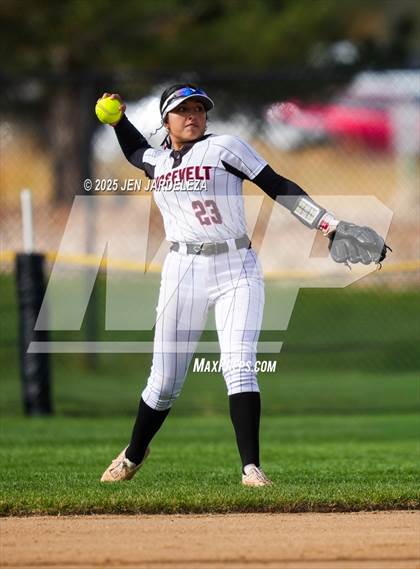 Thumbnail 3 in Windsor vs. Roosevelt (CHSAA 4A First Round) photogallery.